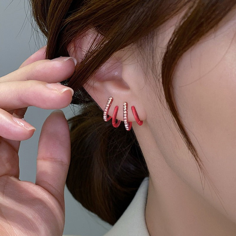 Gullfargede zirkon øredobber for kvinner, glitrende smykker med piercingillusjon.