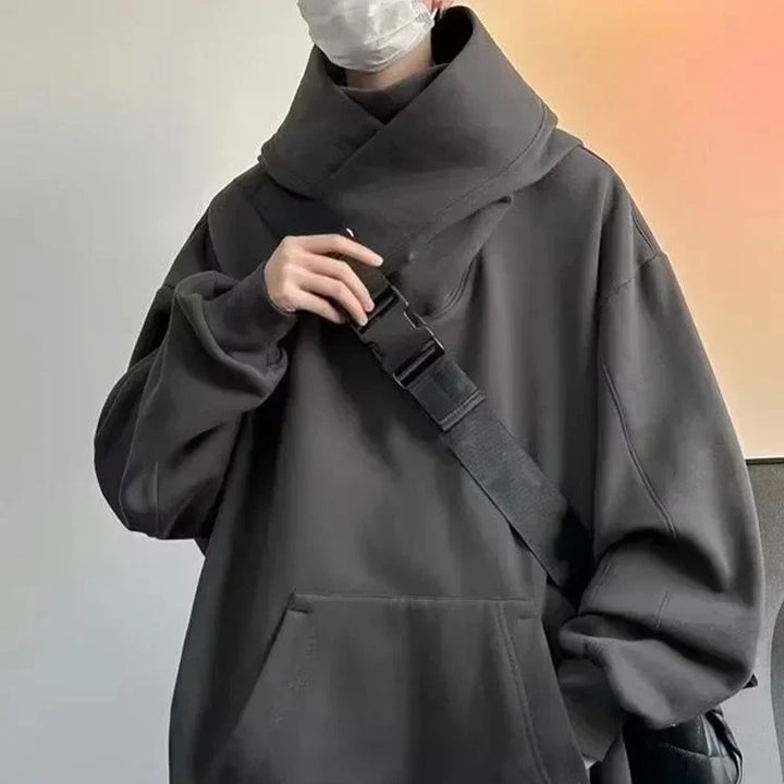 Menns oversized Y2K hettegenser i ninja-stil. Avslappet passform, høy hals. Perfekt streetwear hoodie for høsten.