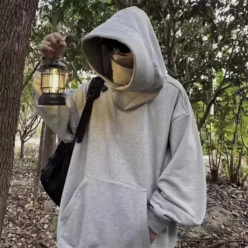 Detaljbilde av høy hals på menns Y2K hettegenser. Oversized streetwear hoodie for komfortabel høst- og vintermote.