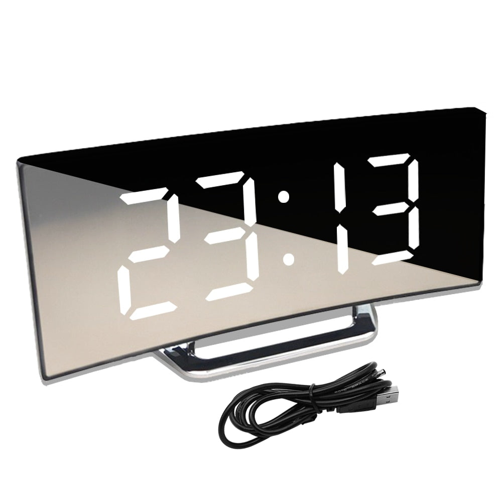 Stilig LED vekkerklokke i hvit utførelse, med digital tid og temperatur, speilskjerm og moderne design.