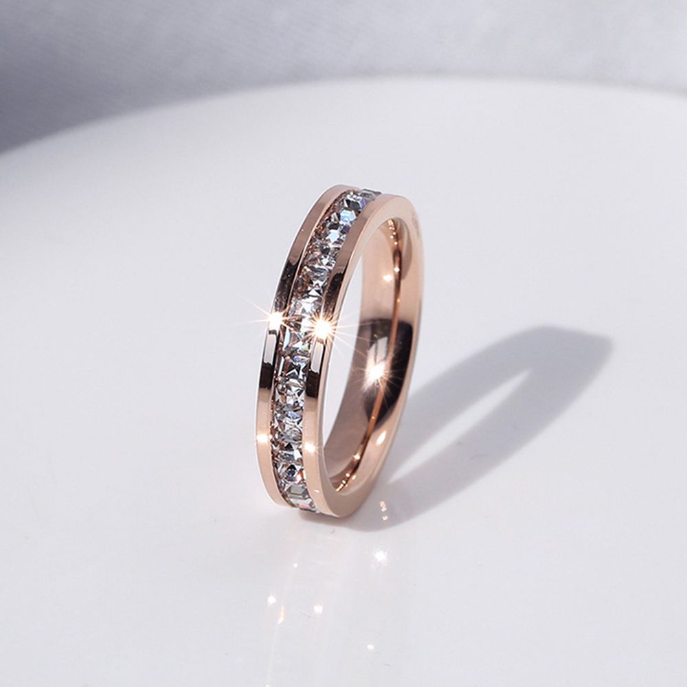 Moderne dame ring med glitrende zirkonia. Smykke i sølv og roségull.