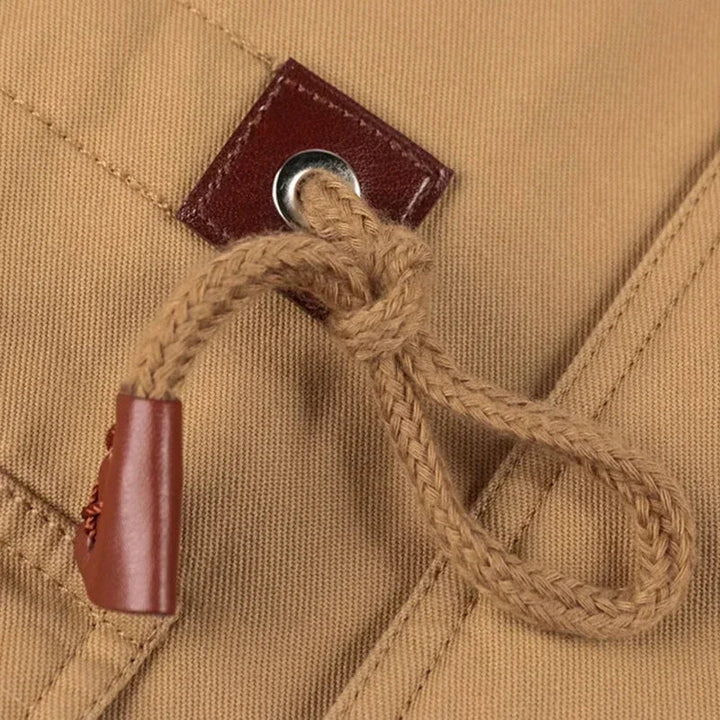 Stilig herre vinterparkas i militærstil, med varm hette for optimal komfort.