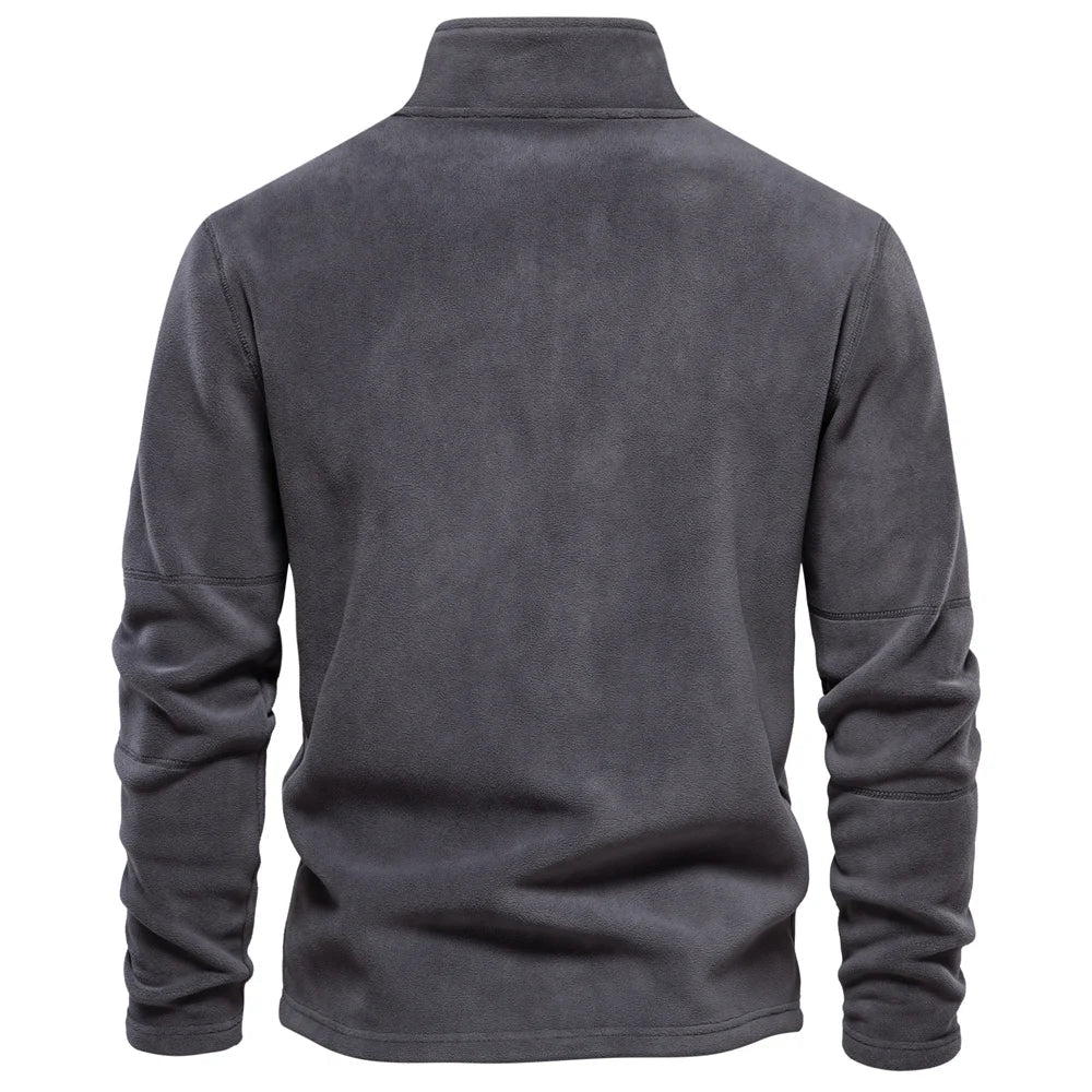 Sporty herre fleecegenser, varm og softshell-inspirert. Perfekt for utendørsaktiviteter med halv glidelås.