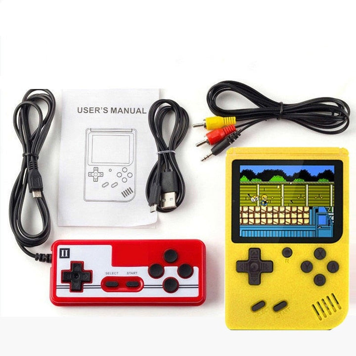 En hånd holder den røde retro spillkonsollen, viser dens kompakte størrelse og brukervennlighet.