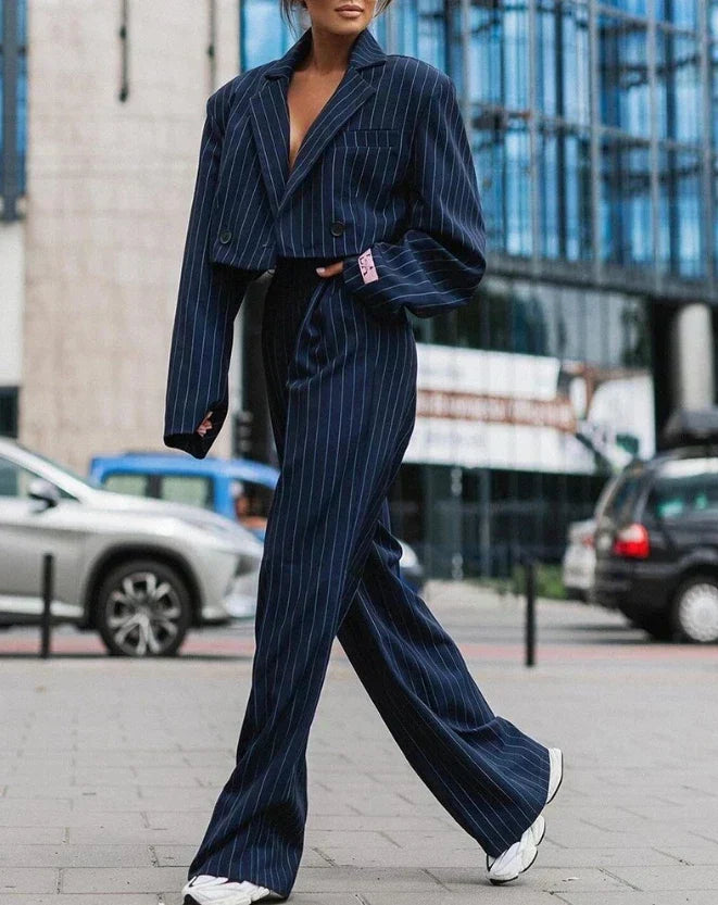 Kvinners elegante mørkeblå dressett med striper. Perfekt for profesjonell kontorantrekk.