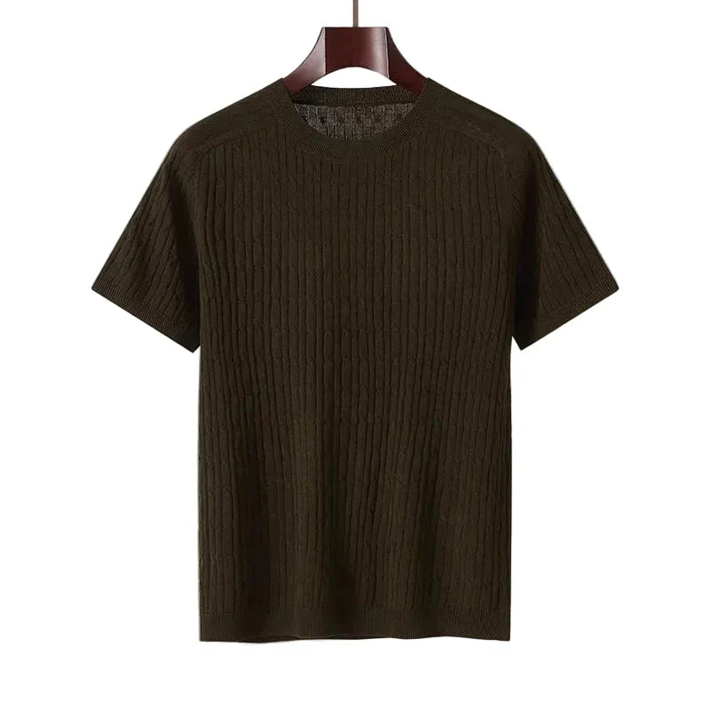 Hvit, minimalistisk herre t-skjorte i lett strikk. Komfortabel sommertopp med casual løs passform.