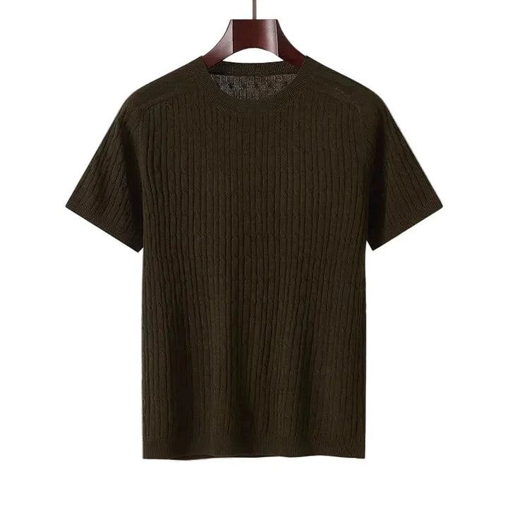 Hvit, minimalistisk herre t-skjorte i lett strikk. Komfortabel sommertopp med casual løs passform.