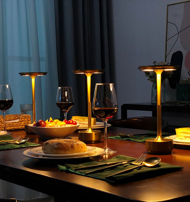 Designlampe i børstet metall, trådløs med berøringskontroll. Perfekt for elegant belysning og interiørdekorasjon.