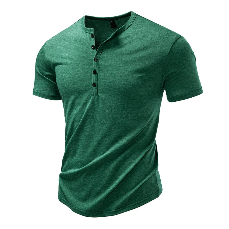 Moderne slim fit Henley t-skjorte for menn. Stilren design med fire knapper, pustende og myk.