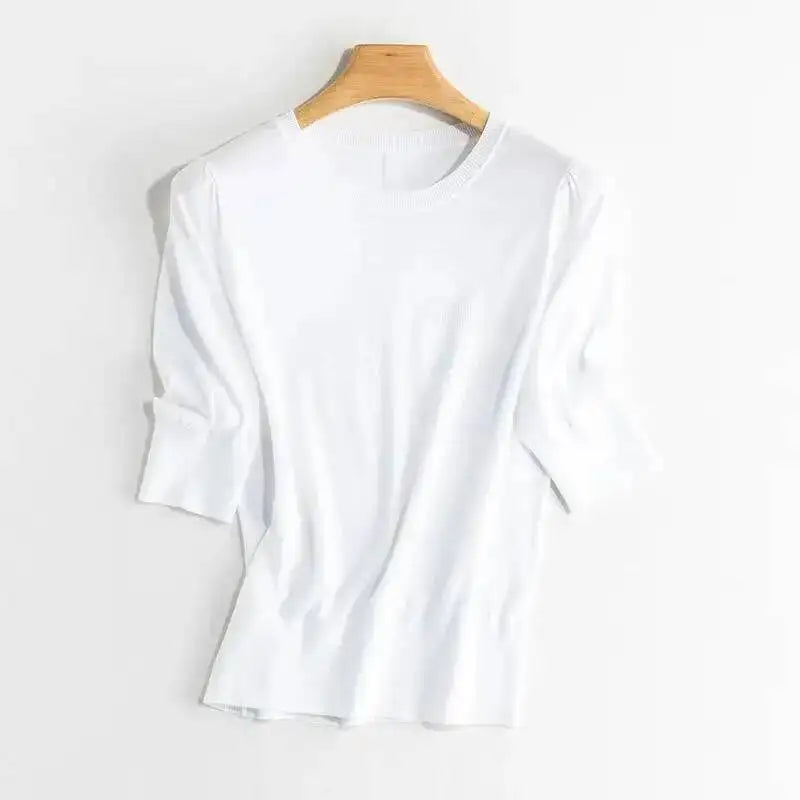 Lett og elegant sommertopp for dame. Half sleeve design gir komfortabel stil for varme dager.