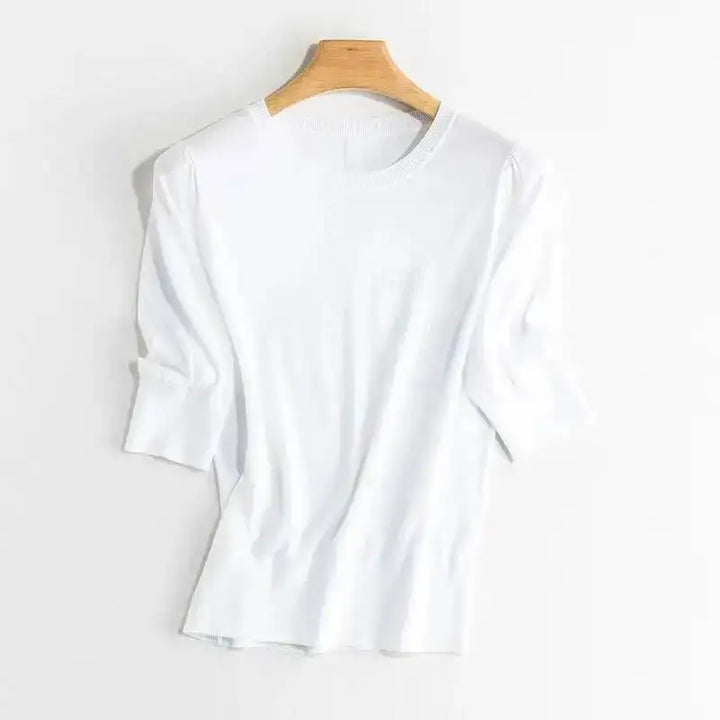 Lett og elegant sommertopp for dame. Half sleeve design gir komfortabel stil for varme dager.