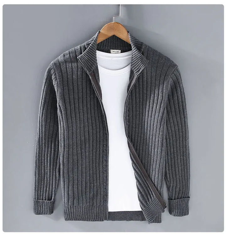 Stilren herrecardigan med glidelås i allsidig farge. En moderne slim fit genser for menns stil, hele året.