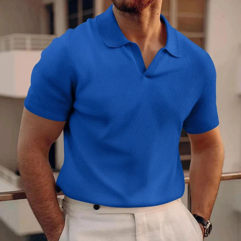 Kortermet herre V-hals polo, vaffelstrikket for en stilfull og komfortabel look.