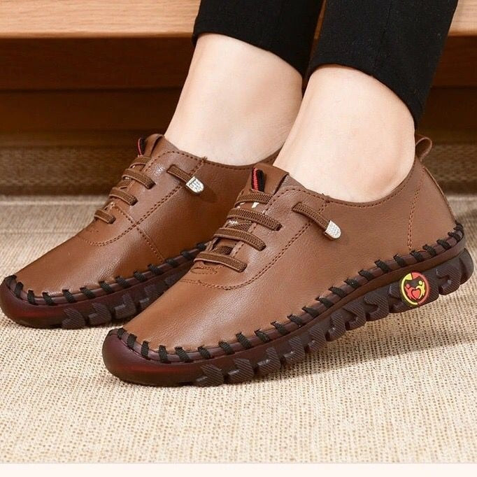 Bakside av slitesterke antiskli-loafers for kvinner. Med stabil hælkappe for maksimal komfort.