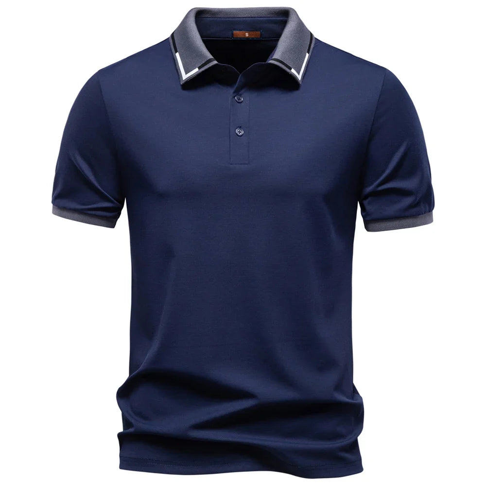 Komfortabel slim fit herre polo t-skjorte, lett og pustende for sommerdager. Ideell for fritid og elegant hverdag.