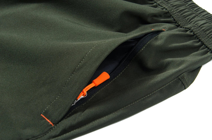Gymshorts for menn i svart, med innvendig snøring og glidelåslommer.