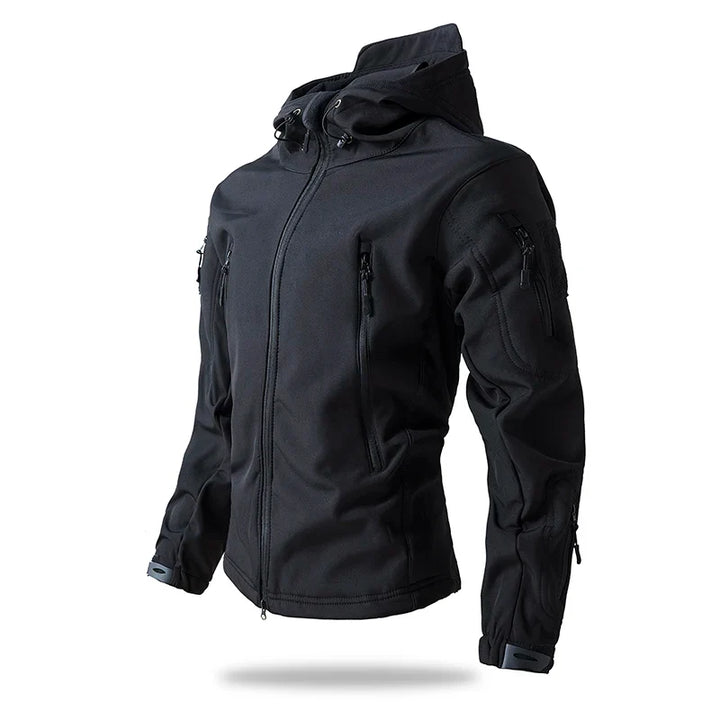 Solid og vanntett herre softshell jakke. Designet for taktisk bruk og utendørsaktiviteter i all slags vær.