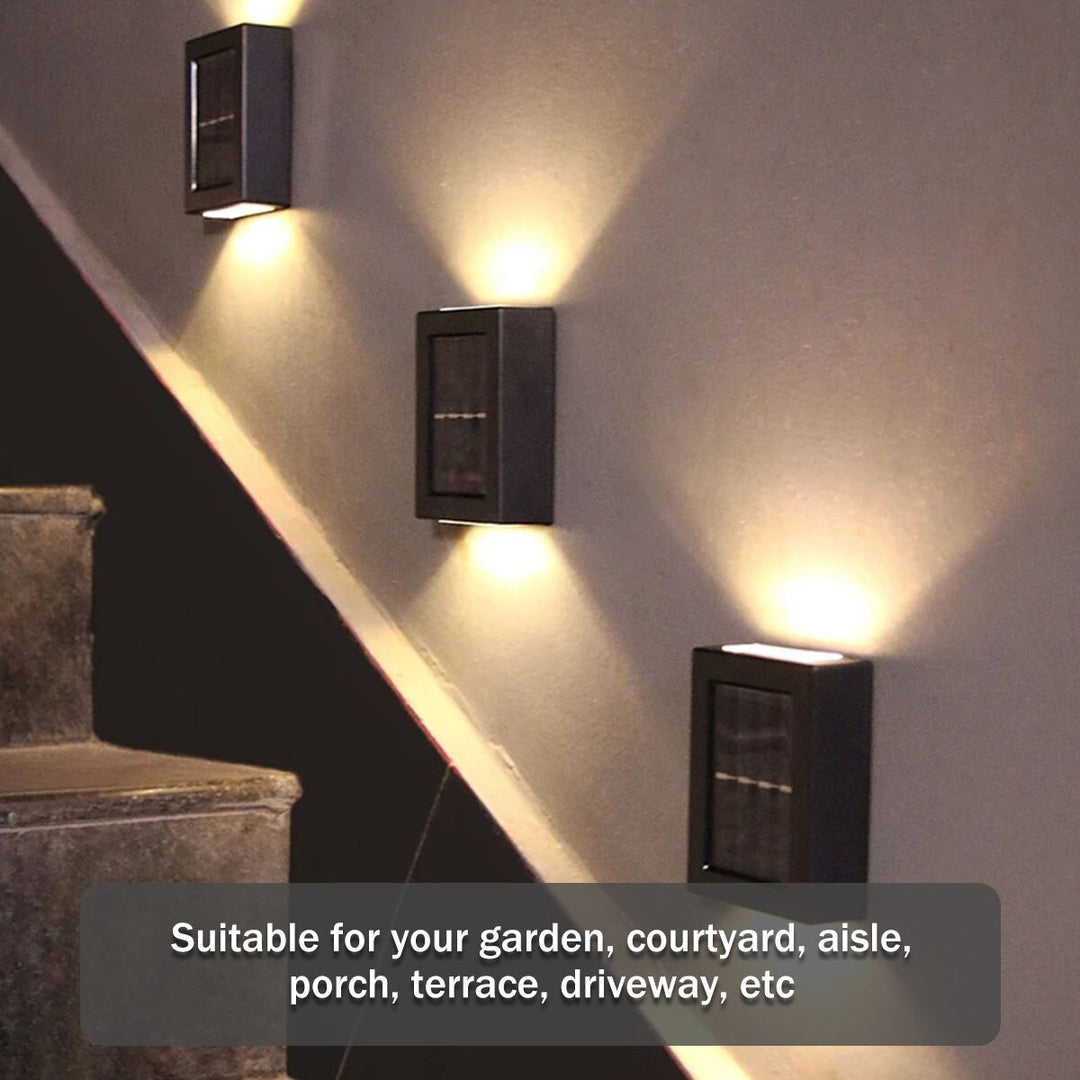 Smart solcelledrevet vegglampe for ute. Gir automatisk stemningslys eller sikkerhetslys når det er mørkt.