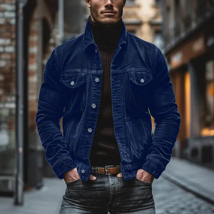 Mann i urban setting iført trendy herre cordfløyelsjakke. Perfekt casual høst- og vårjakke.