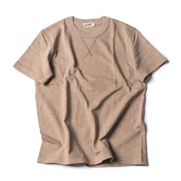 Komfortabel herre t-skjorte i kraftig slub bomull. Gir en robust, vintage look for moderne streetwear.