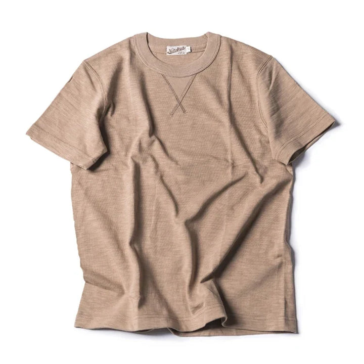 Komfortabel herre t-skjorte i kraftig slub bomull. Gir en robust, vintage look for moderne streetwear.