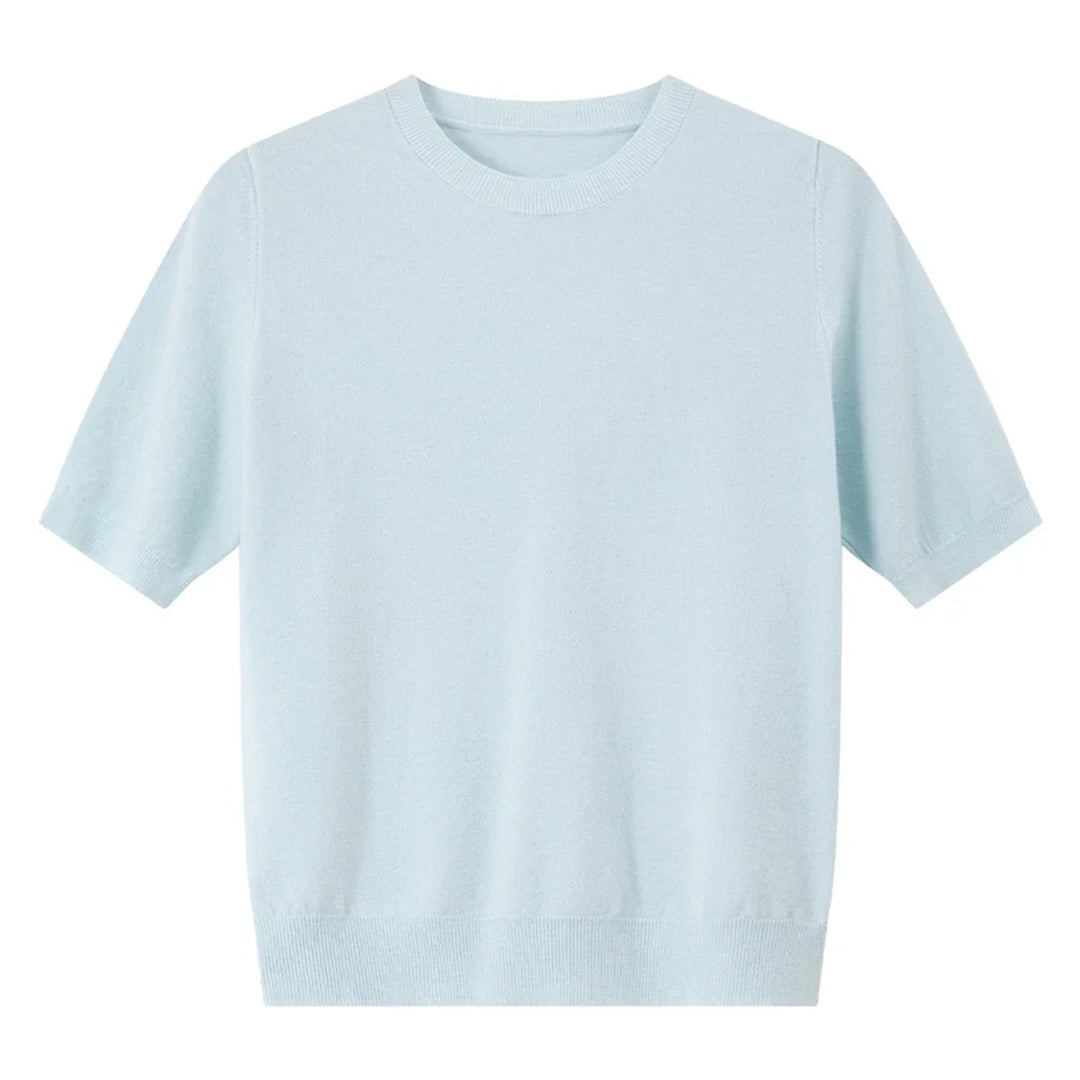 Kortermet blå strikket dametopp med rundhals. Minimalistisk design, ideell for elegant sommerstil.
