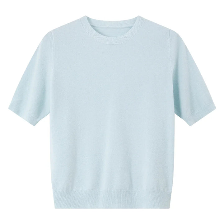 Kortermet blå strikket dametopp med rundhals. Minimalistisk design, ideell for elegant sommerstil.