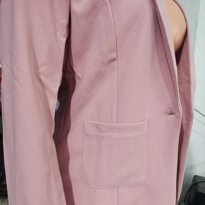 Trendy damesett: Blazer med god passform og stilren bukse for en moderne dameklær-look.