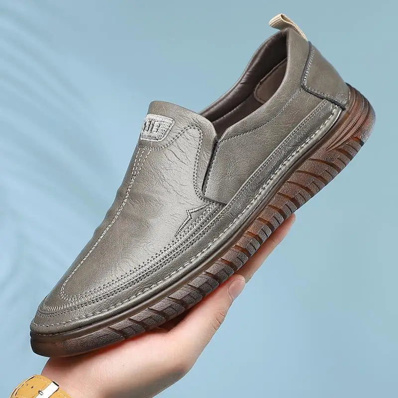 Elegante formelle loafers for menn. Håndlagde slip-on herresko i klassisk design for jobb/fest.
