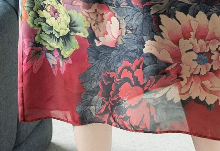 Grønn damekjole i silkestil, perfekt som casual sommerkjole. Har V-hals og en behagelig løs passform.