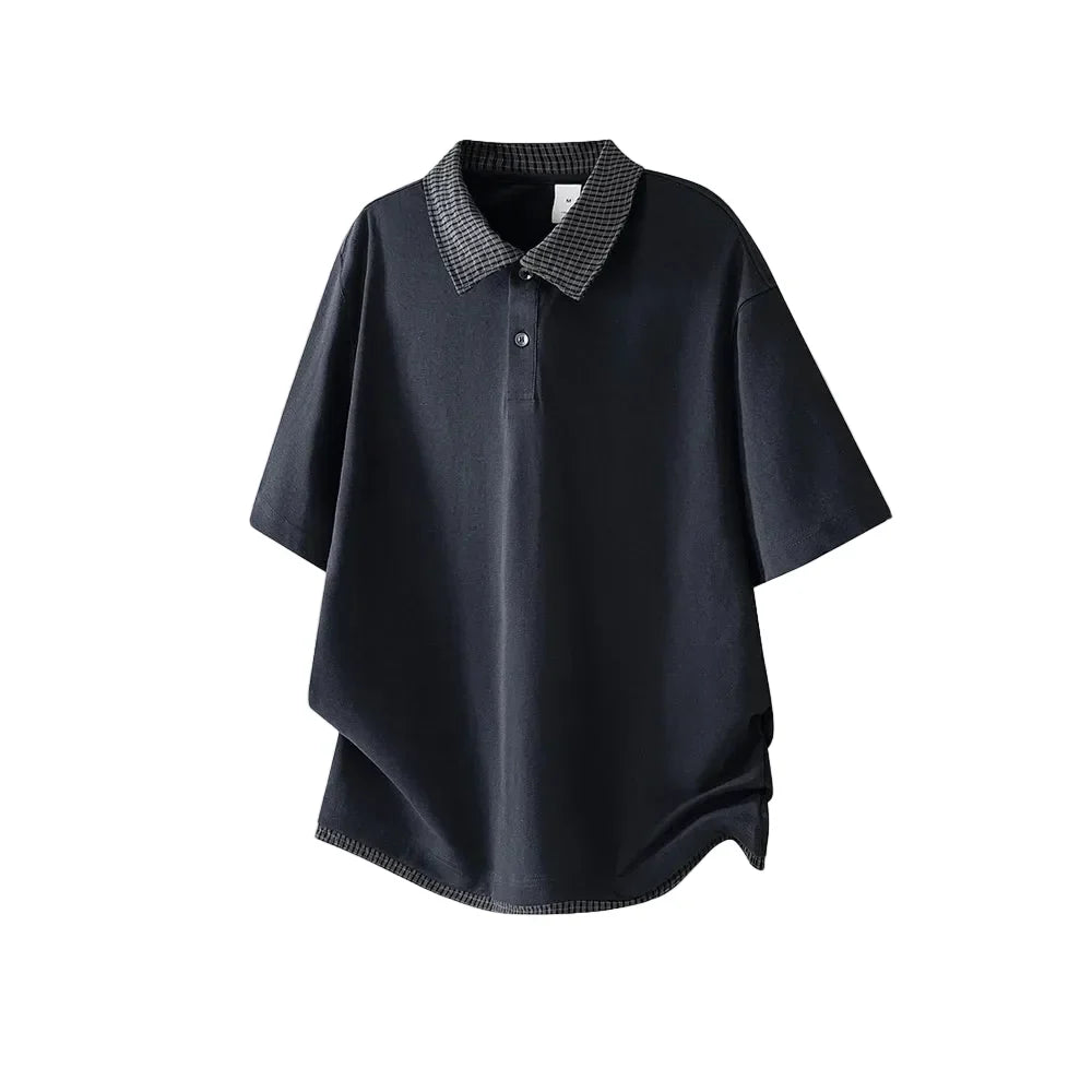 Elegant herrepolo med retro ruter og unikt fake two-piece utseende. Premium kvalitet for hverdag og fritid.