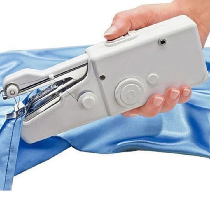 Liten, håndholdt symaskin i hvit plast, perfekt for enkle syoppgaver og reparasjoner.
