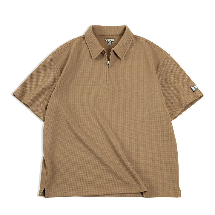 Beige herretopp i vintage stil med vaffelstruktur og half-zip. Elegant og behagelig for herremote om sommeren.