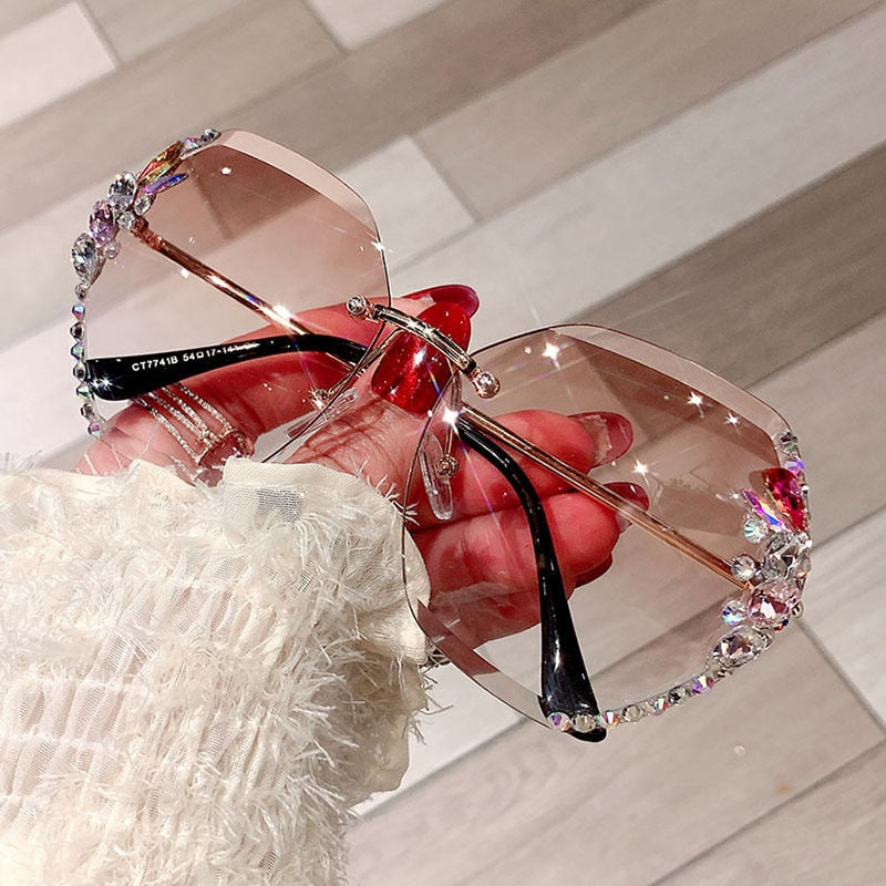 Vintage-inspirerte dame solbriller uten ramme, med subtile strassdetaljer for en klassisk stil.