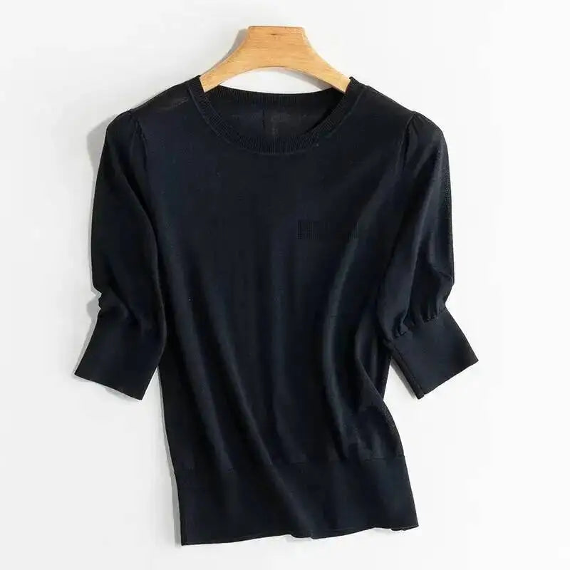 Minimalistisk half sleeve dametopp. En allsidig casual topp eller kontorstil for vår og sommer.