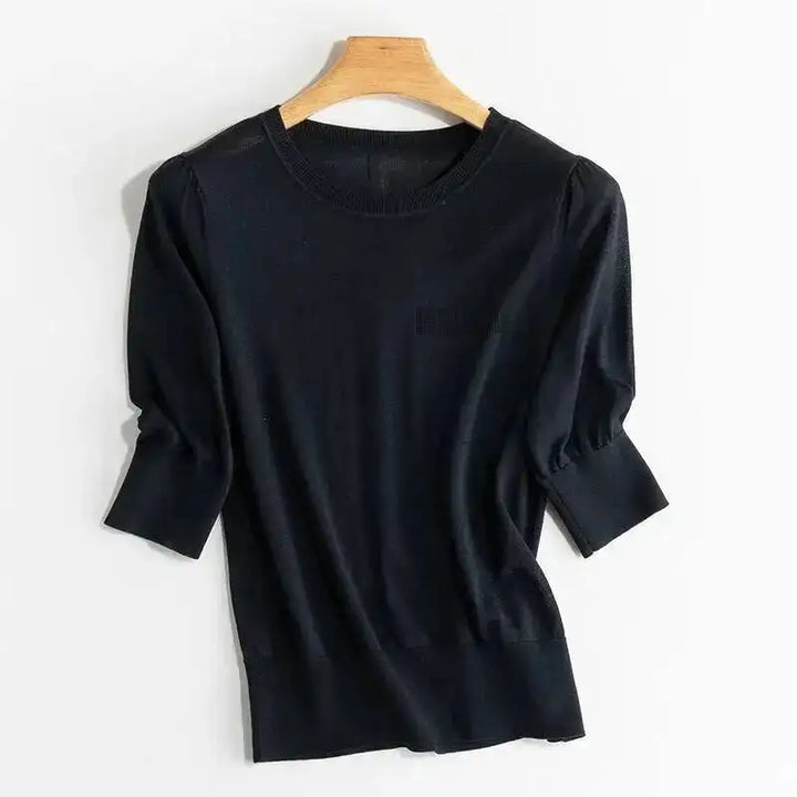 Minimalistisk half sleeve dametopp. En allsidig casual topp eller kontorstil for vår og sommer.