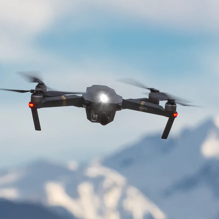Kompakt LED strobelys festet til drone, sikrer bedre sporing og sikkerhet under nattflyging.