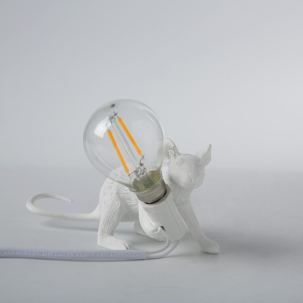Bordlampe formet som en mus. En trendy harpiksfigur som gir stemningslys til hjemmet.