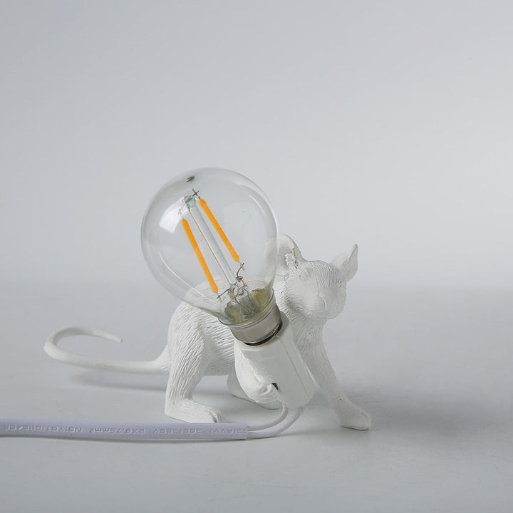 Bordlampe formet som en mus. En trendy harpiksfigur som gir stemningslys til hjemmet.