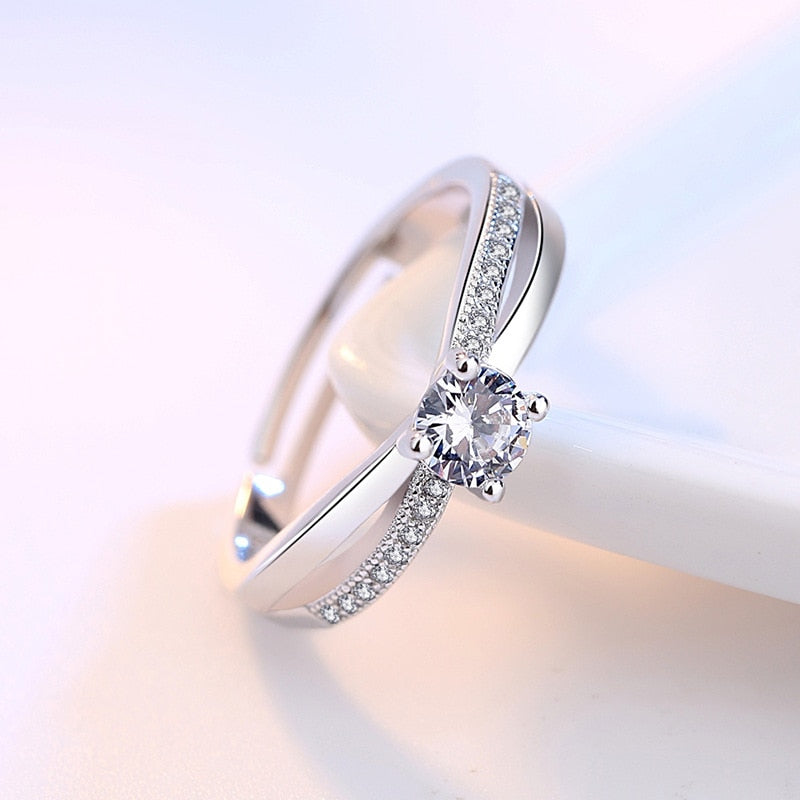 Vakker bryllup/forlovelsesring for kvinner, justerbar og elegant. Allergivennlig sølvbelagt smykke.