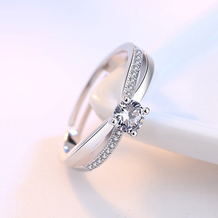 Vakker bryllup/forlovelsesring for kvinner, justerbar og elegant. Allergivennlig sølvbelagt smykke.