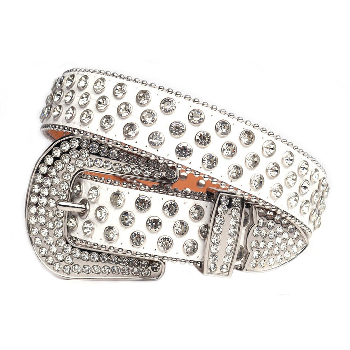Detaljbilde av unisex diamantbelte, fremhever de skinnende steinene og skinnimitasjonen.