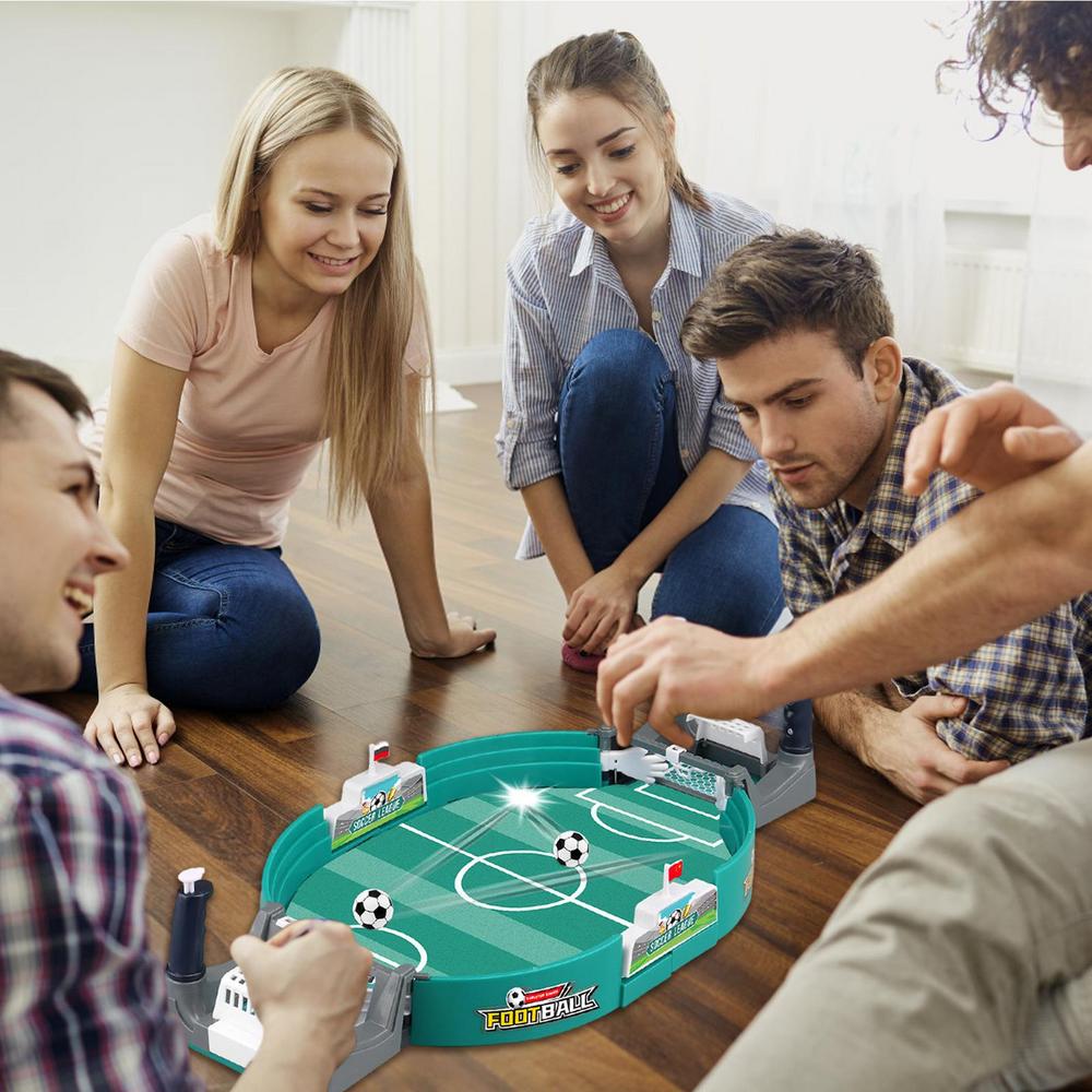 Et fargerikt miniatyr bordfotballspill på et bord, klart for barnespill og familieaktivitet.