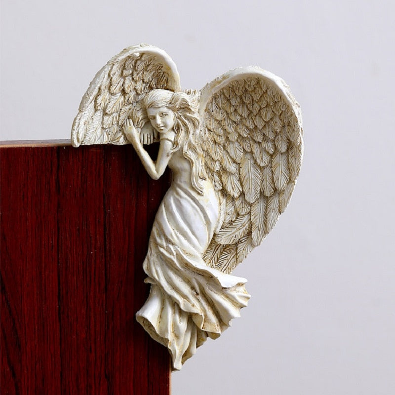 Håndlaget englefigur i hvit harpiks, med detaljerte vinger, ideell for hjørnedekor og åndelig interiør.