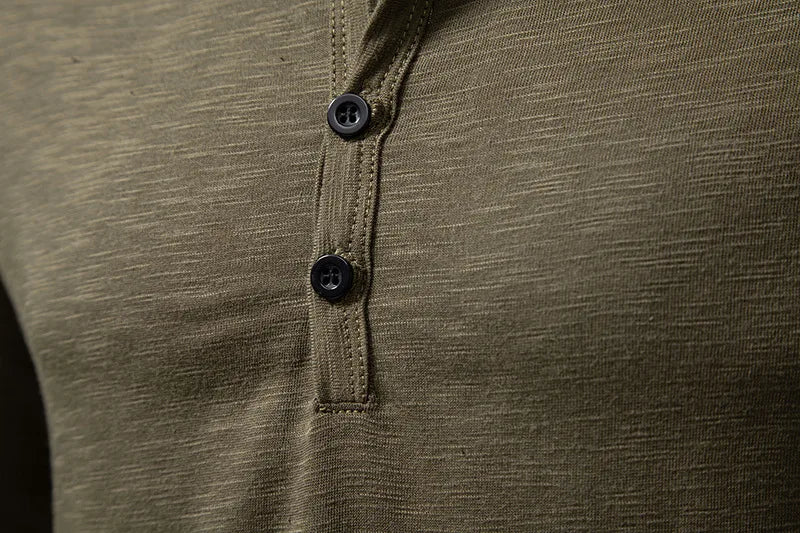 Bakside av en langermet Henley t-skjorte for herre, viser den slimme passformen og kvaliteten.