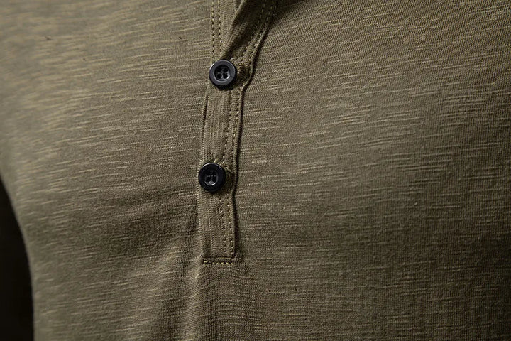 Bakside av en langermet Henley t-skjorte for herre, viser den slimme passformen og kvaliteten.