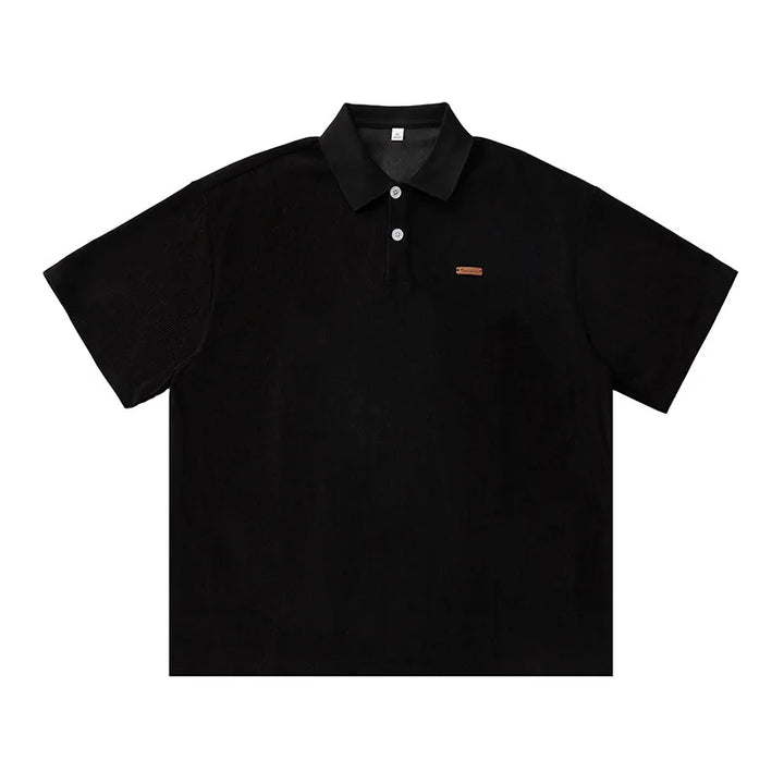 Stilren old money herrepolo i ribbestrikket kvalitet. Elegant sommerpolo med retro sjarm og løs passform.