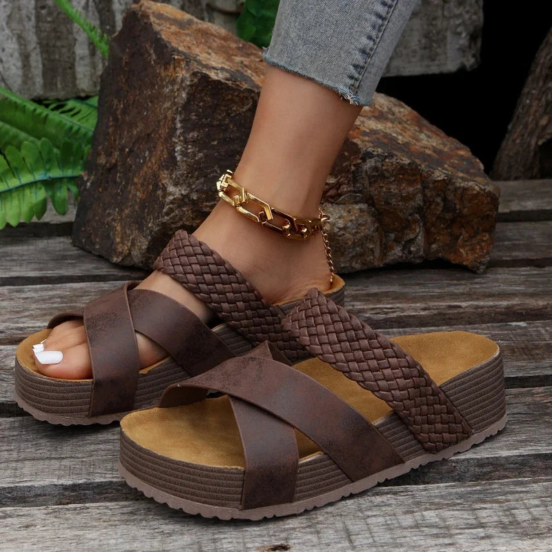 Trendy dame flatform sandaler med tykk bunn og antiskli. Perfekt for sommerstil og fritid.