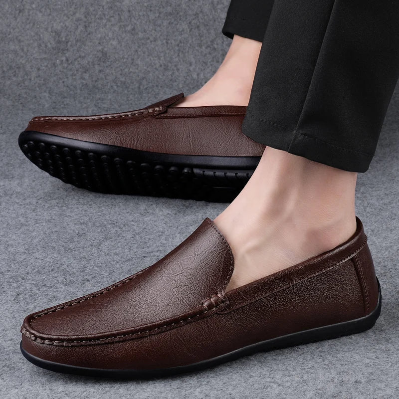 Svarte slip-on mokasiner med myk komfortsåle, egnet for hverdagsbruk.