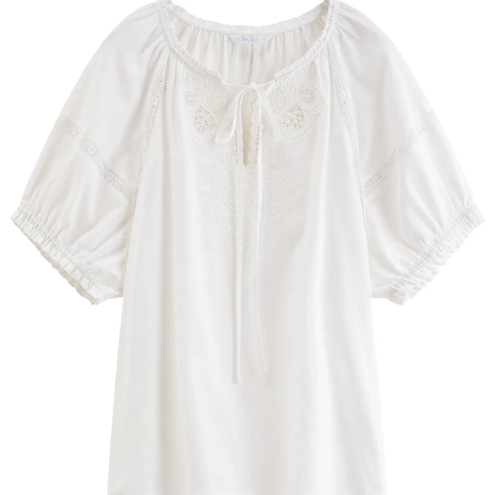 Sommerlig broderibluse for kvinner, med elegante puffermer og vakre detaljer. Ideell for hverdag og fest.